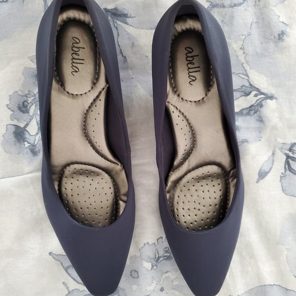 Abella dark navy blue kitten heel shoes / pumps - NWT - Picture 3 of 7